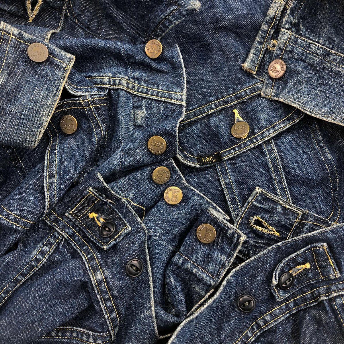 eaglebase2's tweet image. 本日8時の新商品！
Lee リー 101-J 60年代 色濃 デニム ジャケット 

70s 前半までぐらいのものは
左綾 Levi's と違うLeeらしい左綾縦落ち！
古いインディコ古綿糸が
とても、とても心地いい
ビッグサイズ 46 ！
 まだ101-J  100-J も 入荷予定！
eaglebase.thebase.in
#古着 #デニム好き #Gジャン