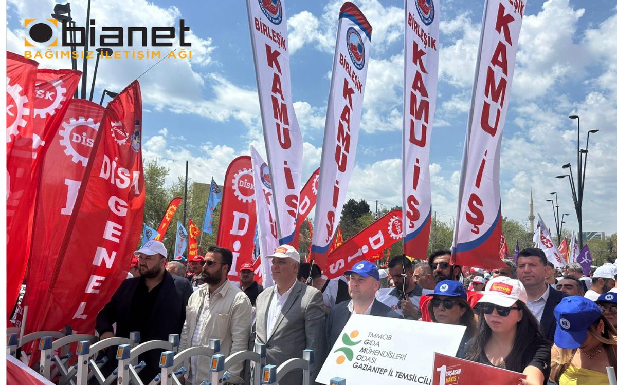 bianet_org's tweet photo. Gaziantep’te #1Mayıs Emek Ve Dayanışma Günü İstasyon Meydanında  DİSK, KESK, TMMOB, Türk Tabipler Birliği, Birleşik Kamu İş, BİR TEK-SEN, TÜRK-İŞ ve siyasi partilerin öncülüğünde kutlanıyor. (fotoğraflar: Cihat Öztürk) https://t.co/YD9YKwmmLG