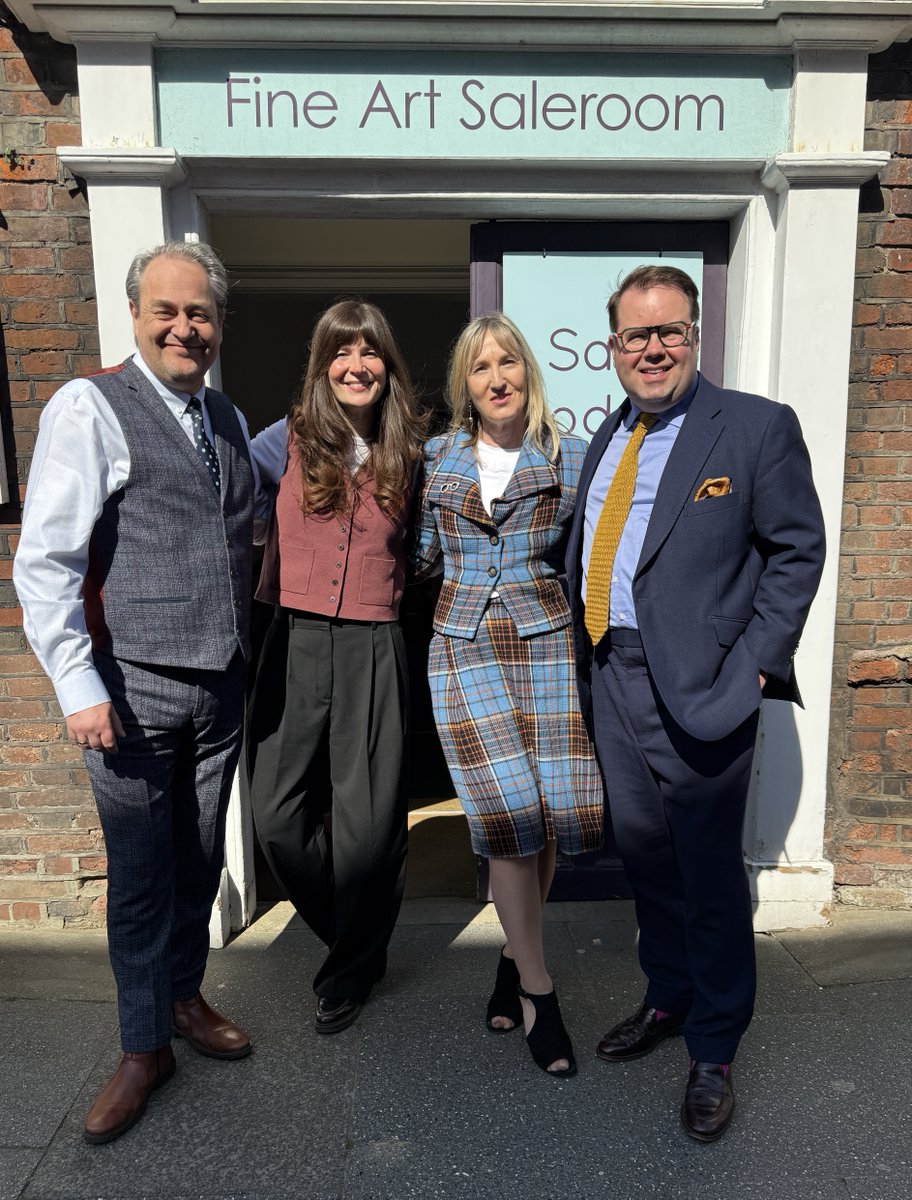 hawley_caroline's tweet image. The calm before the #auction storm ⁦@BBCBargainHunt⁩ with my pals ⁦@natasharadio⁩ Thomas Forrester ⁦@NickHallFineArt⁩ on the rostrum #excitingtimes