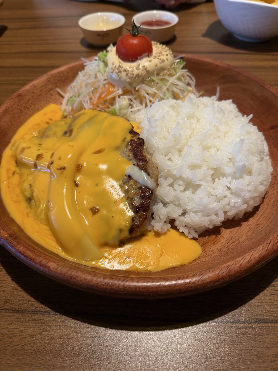 hirozo0420's tweet photo. びっくりドンキー
メルティーチーズバーグディッシュ🧀 https://t.co/hOhoQk0VEl
