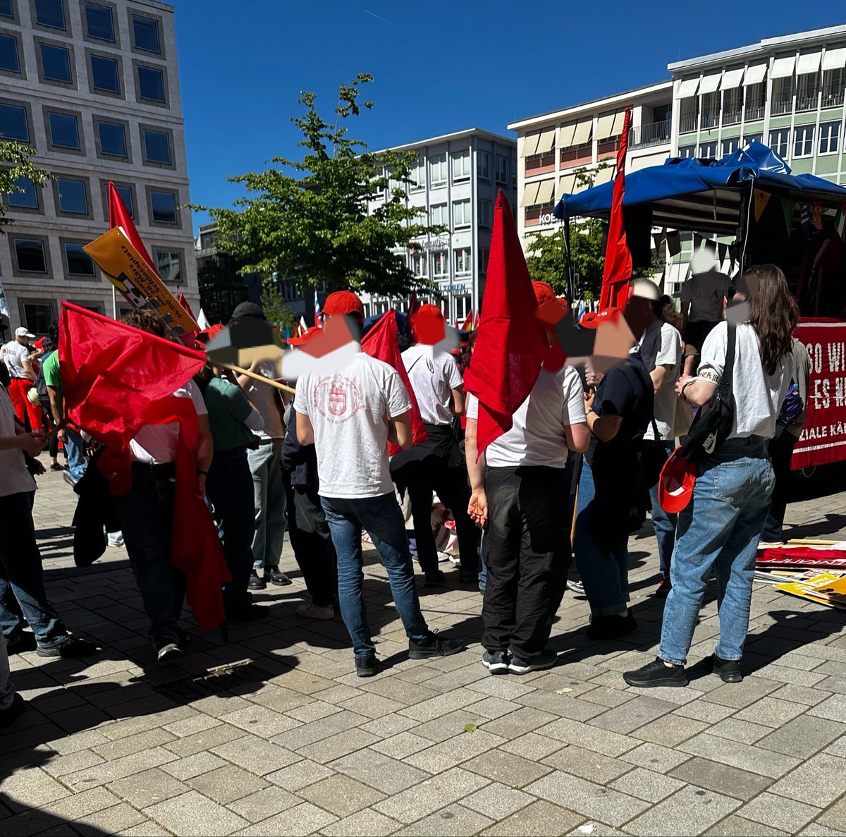 redact0711's tweet photo. Die Demonstration stellt sich auf und gleich geht es los #s0105 https://t.co/8leM7MvlQ1