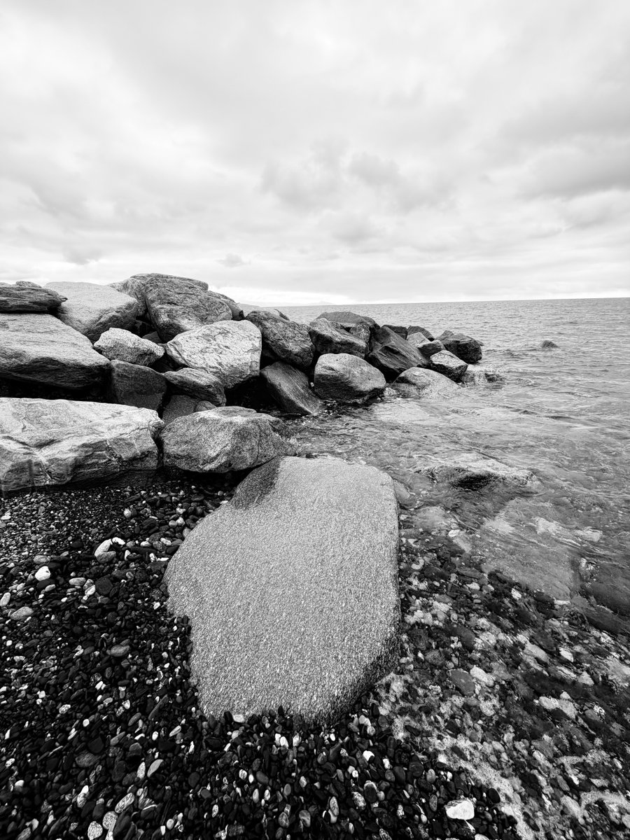 Alonein43672278's tweet image. #photography #blackandwhite #sea #rocks #clouds