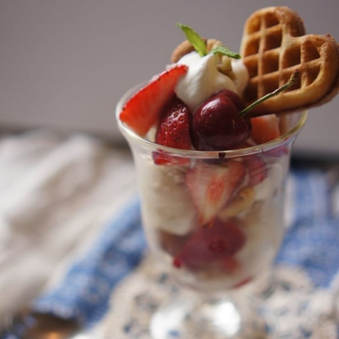 vitantonio_jp's tweet photo. 【recipe】ハートワッフルのフルーツパルフェ
ハートワッフルと季節の果物で作る、可愛いパフェ。お砂糖少々でマリネしたフルーツは、ぎゅっと旨味が凝縮されて艶やかに。

製品はこちら📎
https://t.co/gF4HiidZXz https://t.co/9pI30HdlJq