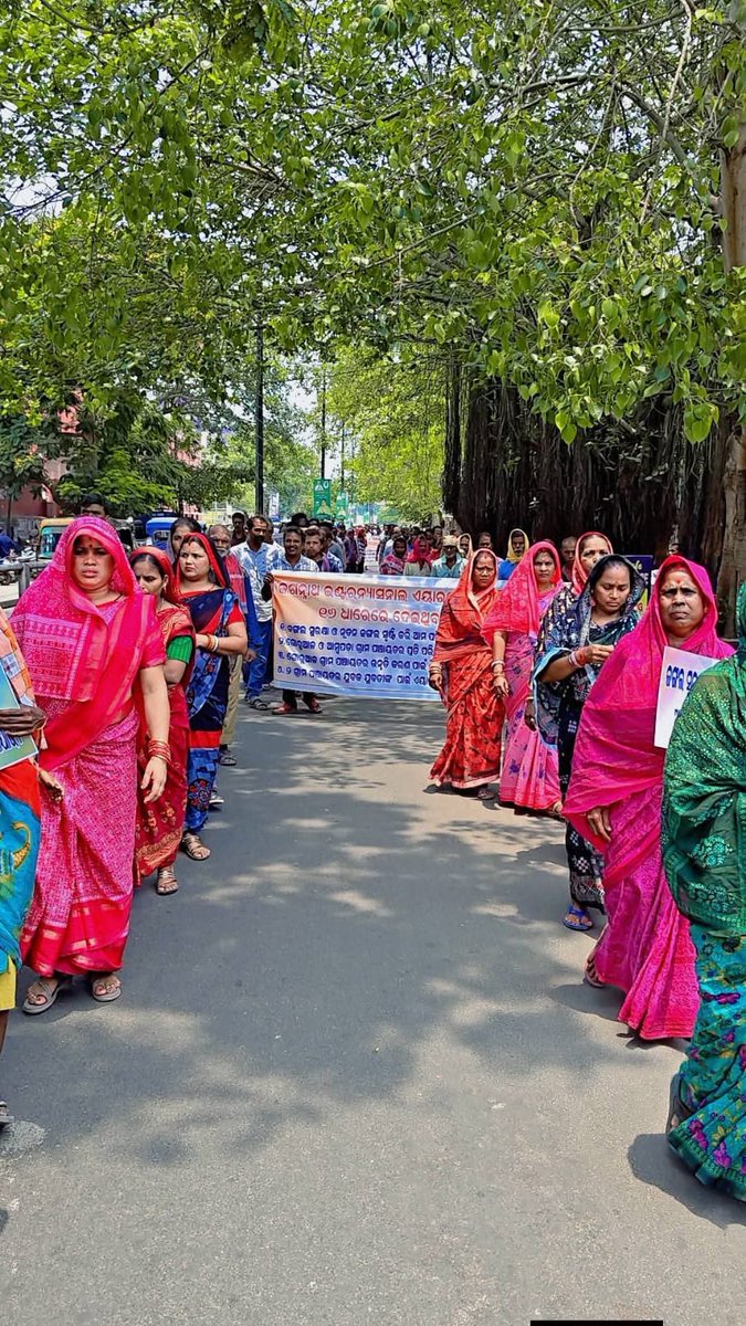 DrNiranjanINC's tweet image. ପୁରୀରେ ଶ୍ରୀଜଗନ୍ନାଥ ଆନ୍ତର୍ଜାତୀୟ ବିମାନ ବନ୍ଦର ନିର୍ମାଣକୁ ବିରୋଧ କରି ଗୋରୁଆଳ ଓ ଆମ୍ବପଡ଼ା ଗ୍ରାମପଞ୍ଚାୟତ ବାସିନ୍ଦାଙ୍କ ୧୬ ଧାରା ପ୍ରତିଶ୍ରୁତି ପାଳନ ନେ଼ଇ ବିଶାଳ ଶୋଭାଯାତ୍ରା ସହ @dm_puri କାର୍ଯ୍ୟାଳୟ ଘେରାଉ, ତୁରନ୍ତ ଦାବି ପୂରଣ ନହେଲେ ଆଗାମୀ ଦିନରେ ଆନ୍ଦୋଳନ ଜୋରଦାର ପାଇଁ ଚେତାବନୀ ।

#Brahmagiri #Puri #Odisha