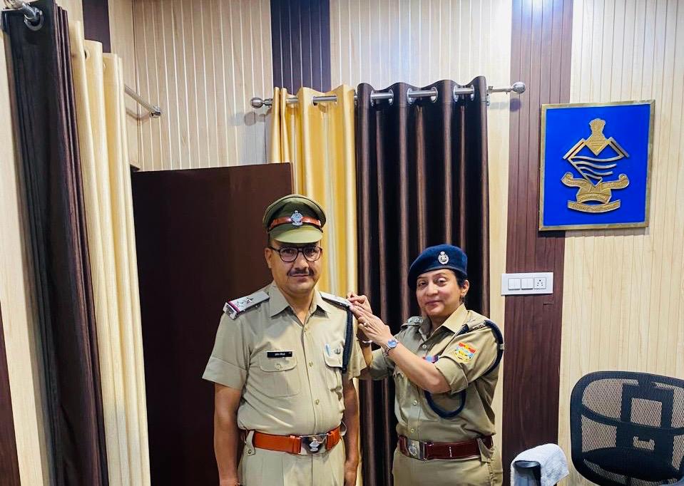 UttarkashiPol's tweet photo. पुलिस अधीक्षक महोदया द्वारा पदोन्नत अधिकारियों को अपने दायित्वों का निष्ठा, ईमानदारी एवं समर्पण भाव से निर्वहन करने हेतु प्रेरित किया गया ।
#promotionday
#promotionceremony
#ProudMoment
#UttarakhandPolice https://t.co/R3LbszK1Xt