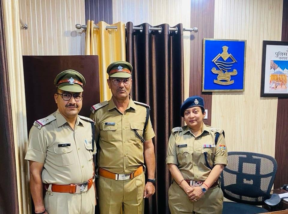 UttarkashiPol's tweet photo. पुलिस अधीक्षक महोदया द्वारा पदोन्नत अधिकारियों को अपने दायित्वों का निष्ठा, ईमानदारी एवं समर्पण भाव से निर्वहन करने हेतु प्रेरित किया गया ।
#promotionday
#promotionceremony
#ProudMoment
#UttarakhandPolice https://t.co/R3LbszK1Xt