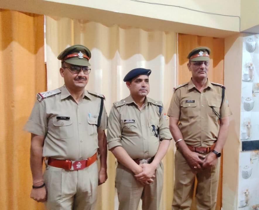 UttarkashiPol's tweet photo. पुलिस अधीक्षक महोदया द्वारा पदोन्नत अधिकारियों को अपने दायित्वों का निष्ठा, ईमानदारी एवं समर्पण भाव से निर्वहन करने हेतु प्रेरित किया गया ।
#promotionday
#promotionceremony
#ProudMoment
#UttarakhandPolice https://t.co/R3LbszK1Xt