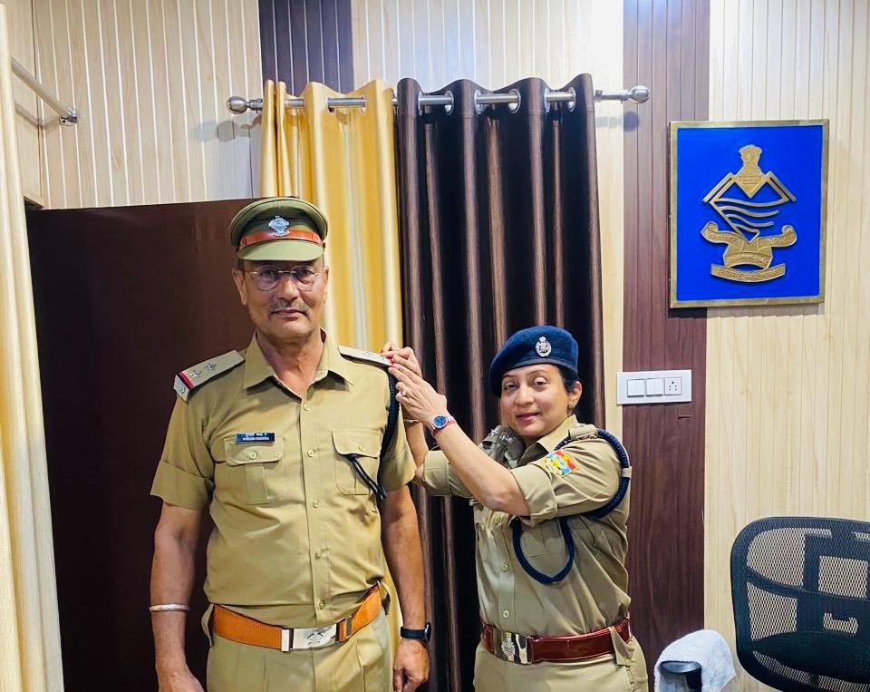 UttarkashiPol's tweet photo. पुलिस अधीक्षक महोदया द्वारा पदोन्नत अधिकारियों को अपने दायित्वों का निष्ठा, ईमानदारी एवं समर्पण भाव से निर्वहन करने हेतु प्रेरित किया गया ।
#promotionday
#promotionceremony
#ProudMoment
#UttarakhandPolice https://t.co/R3LbszK1Xt