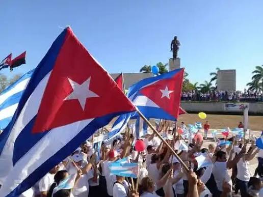 Este #PrimeroDeMayo, Villa Clara desfila por la PAZ. 

Trabajadores, estudiantes, artistas, deportistas, campesinos… todo el pueblo unido contra el #BloqueoGenocida y las amenazas imperiales. 
#LaPatriaSeDefiende, en cada calle y cada plaza.
#VillaClaraConTodos