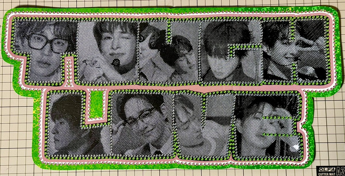 Circle31214's tweet image. オニュのペンミに持って行く『TOUGH LOVE』の応援ボード完成👏✨
アルファベットの中にいろんなオニュを閉じ込め、切り絵にしました☺️
ステッカーシートとラインストーンでキラキラに。
自己満足ですが、なかなか可愛く出来たんじゃないかな💚🩷
#切り絵 #paperart 
#ONEW #온유 
#터프러브
