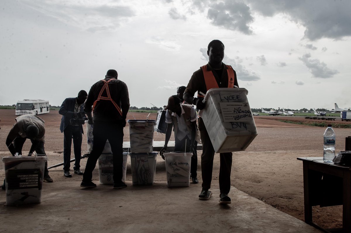 UN_CAR's tweet photo. Dernière grande étape du soutien de la #MINUSCA au processus électoral : Le rapatriement des résultats des élections de dimanche dernier des préfectures vers Bangui. Les procès-verbaux ont été transportés en voiture et par avion de la Mission. #ElectionsRCA https://t.co/5owGs4wgGv