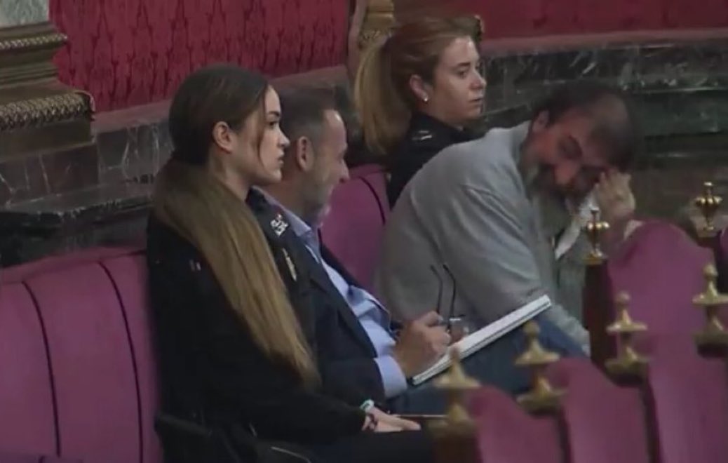 dptr22's tweet photo. Qué maniobra más sucia la de #Marlaska.
👉 Poner dos policías mujeres de custodia a cada lado de los dos gran #PUTEROS del @PSOE…
No me digáis que no es para tenerles bien #contentos y comprarles las declaraciones.
A la vista está lo felices que están, incluso se les olvida los años de cárcel que les piden.
Menudo espectáculo, de verdad. No se puede esperar menos de su jefe, @sanchezcastejon, el yerno del #proxeneta.
