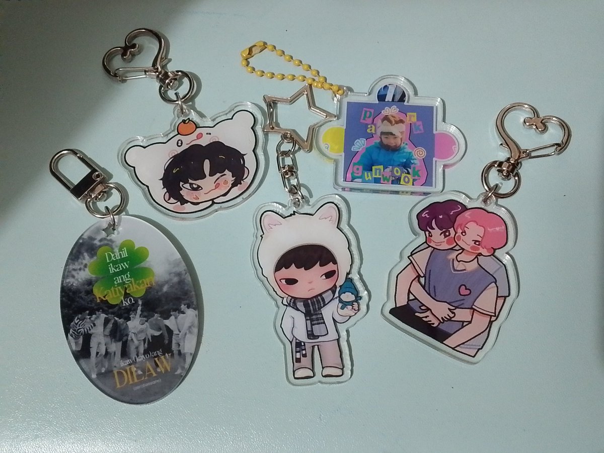 thewrannosaurus's tweet photo. thank uu po @yjraechv for bringing home these keyrings for me, @rainyhihu and @zlel0uch. thank uu so much po for the smooth transaction 🫶 https://t.co/EZgF2GPyee