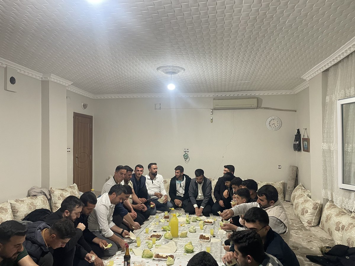 Kumçatı beldemizdeki kıymetli gençlerimizle bir araya geldik.Bahar etkinlikleri kapsamında yapacağımız çalışmalar hakkında istişarede bulunduk.Gösterdikleri ilahiden dolayı kendilerine teşekkür ediyoruz.

#şırnak #HÜDAPAR #bahar #Hürgençlik