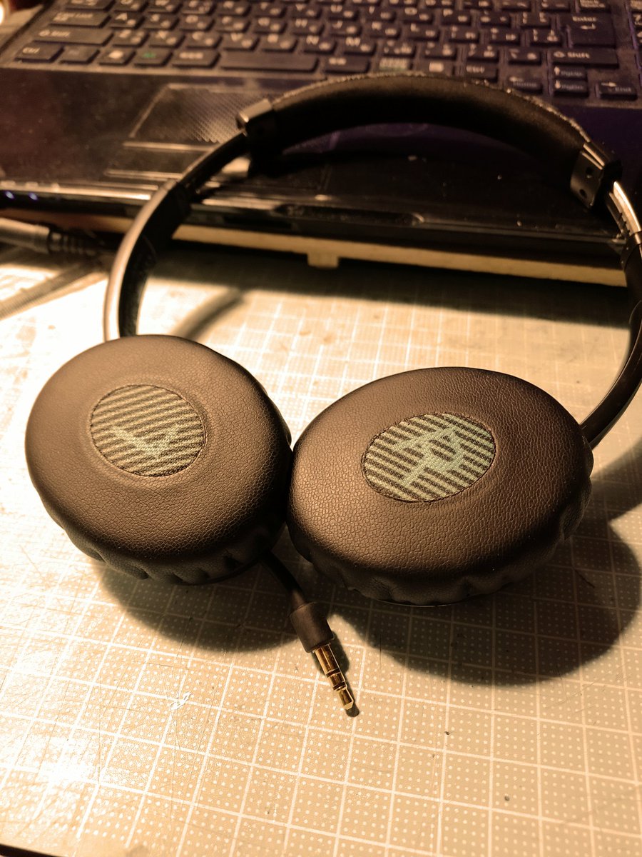 LAFLAR's tweet image. #ヘッドホン を買ってみたよ
（恒例）
#BOSE_ONEAR_headphones
BOSEで1350円+イヤーパッド645円…
（改造して取付）
型式番号無。そのまんま過ぎて識別に困った😂
高域が少し丸く、低音がズン…と重いボディのような響き。長時間のリスニングには疲れない感じかな。リケーブル出来て安心。
#オーディオ