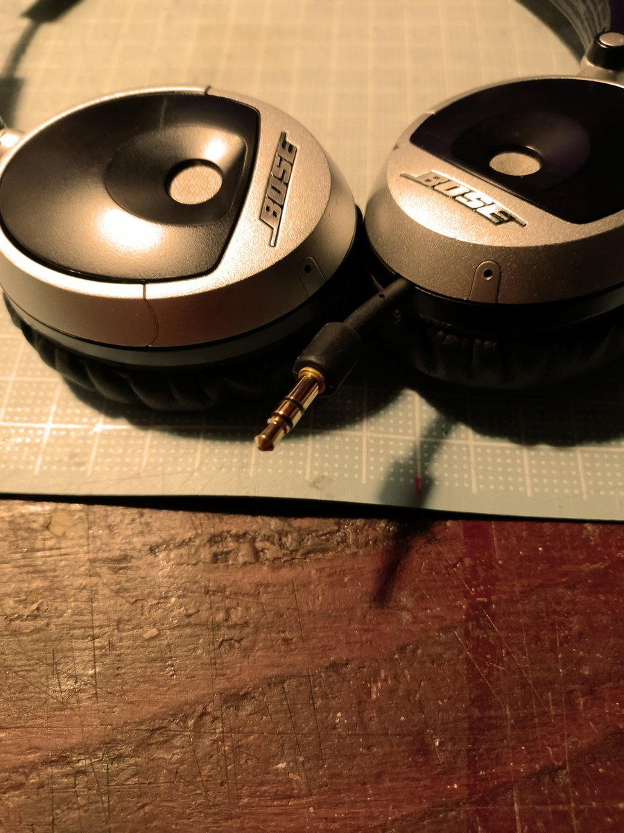 LAFLAR's tweet image. #ヘッドホン を買ってみたよ
（恒例）
#BOSE_ONEAR_headphones
BOSEで1350円+イヤーパッド645円…
（改造して取付）
型式番号無。そのまんま過ぎて識別に困った😂
高域が少し丸く、低音がズン…と重いボディのような響き。長時間のリスニングには疲れない感じかな。リケーブル出来て安心。
#オーディオ
