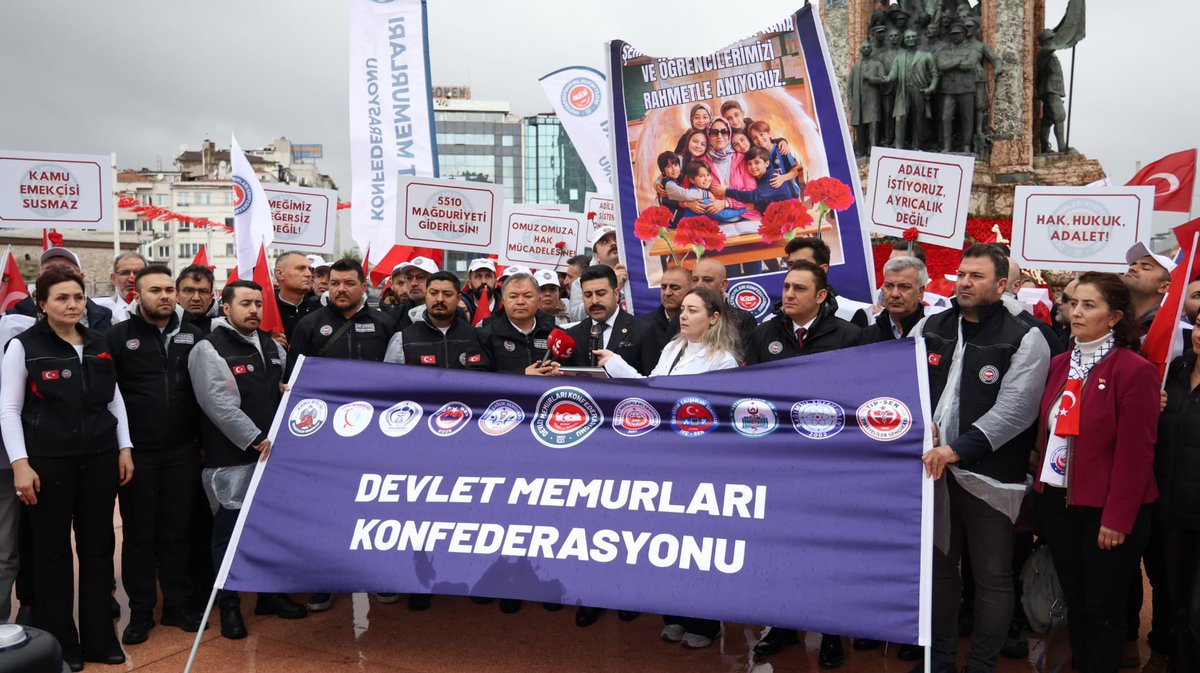 1 Mayıs Emek ve Dayanışma Gününde Taksim Meydanındaydık. 

İşçinin, memurun, emekçinin ve emeklinin haklı taleplerini Taksim Anıt Meydanı önünden yeniledik.

Emeğin ve Dayanışmanın önemini, hakkın ve adaletin kutsallığını biliyor; Emek için üretmeye, Birlik için Dayanışmaya ve