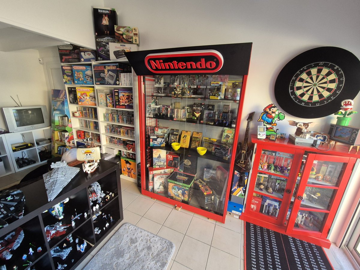 Piwigameur's tweet image. J'ai fini ma gaming room !!! Bon elle est pas assez grande et ca ressemble plus a un musee ou a un magasin mais je suis hyper content !!! 
Toute mon histoire de gamer dans une pièce 😍
Alors la @Retrogamerie c'est valide en collection de la semaine ? #retro  #gaming #retrogaming