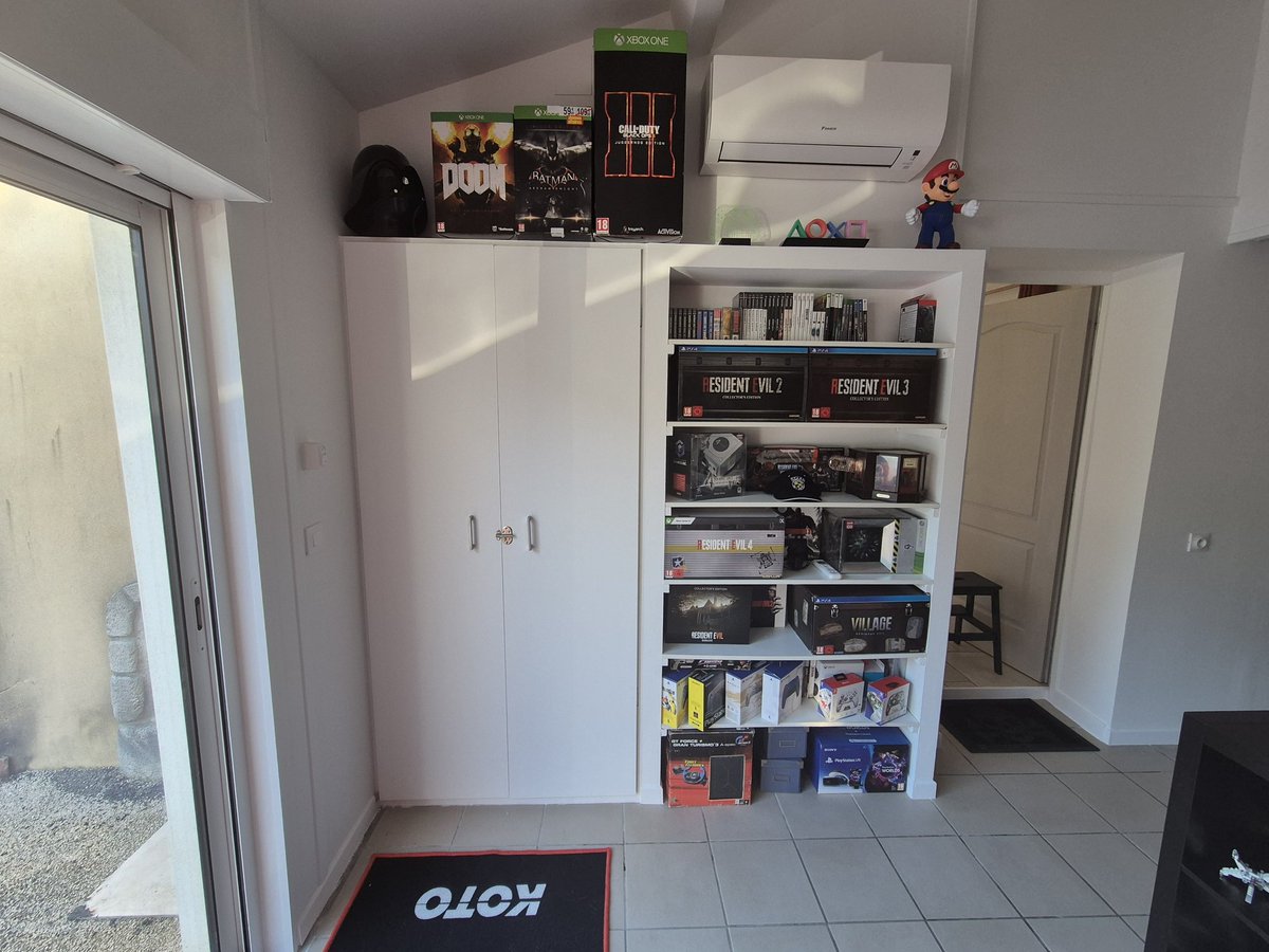 Piwigameur's tweet image. J'ai fini ma gaming room !!! Bon elle est pas assez grande et ca ressemble plus a un musee ou a un magasin mais je suis hyper content !!! 
Toute mon histoire de gamer dans une pièce 😍
Alors la @Retrogamerie c'est valide en collection de la semaine ? #retro  #gaming #retrogaming