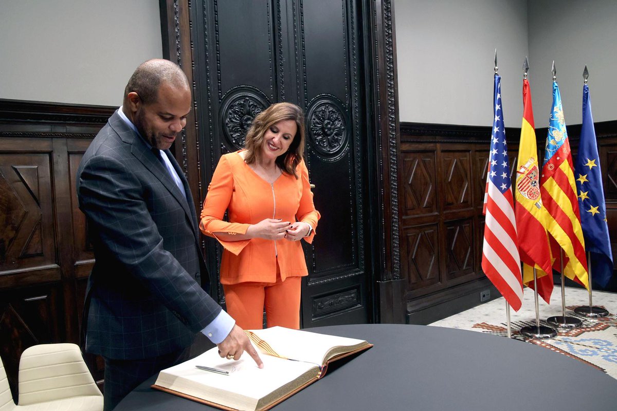 AjuntamentVLC's tweet image. 🤝 #València estrecha lazos con #Dallas 🇺🇸

🏛️ La alcaldesa ha recibido al alcalde Eric L. Johnson @DallasMayor, quien le ha entregado la llave de la ciudad de Dallas 🔑

Hermanadas desde 2010, ambas ciudades avanzan en proyectos de #innovación, cultura y nuevas oportunidades con