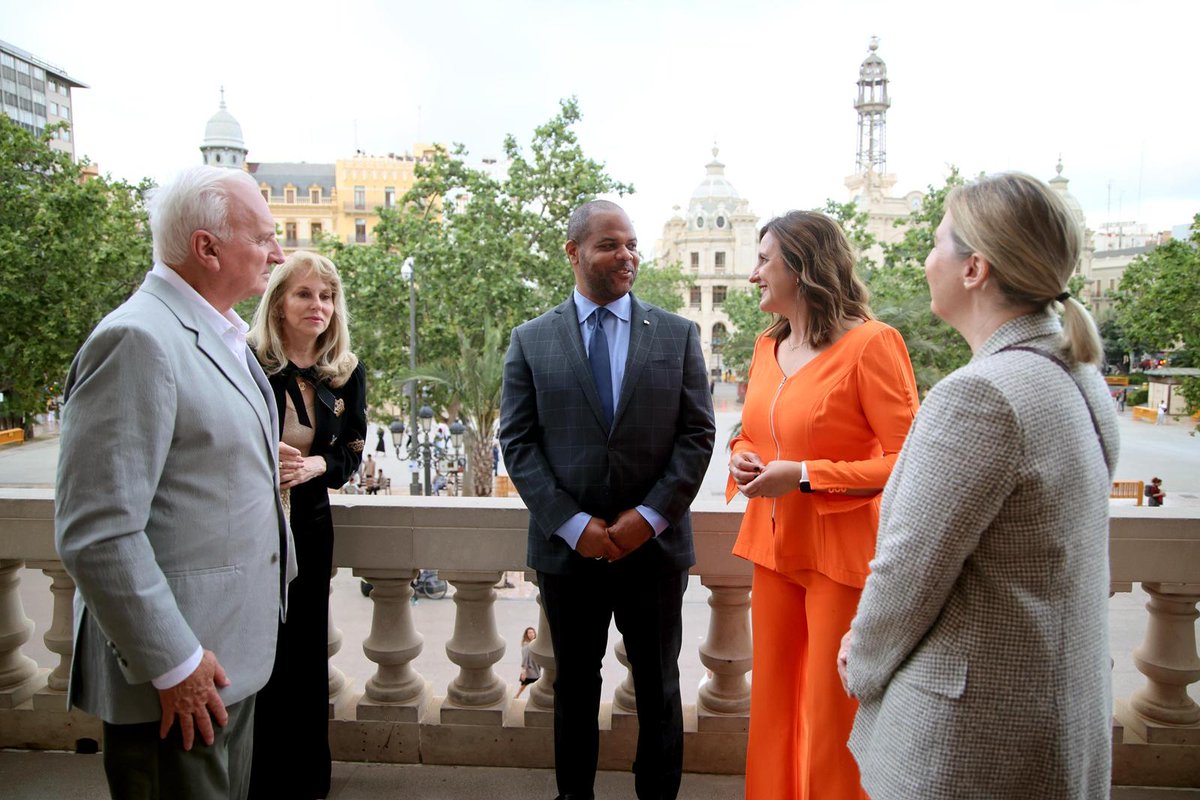 AjuntamentVLC's tweet image. 🤝 #València estrecha lazos con #Dallas 🇺🇸

🏛️ La alcaldesa ha recibido al alcalde Eric L. Johnson @DallasMayor, quien le ha entregado la llave de la ciudad de Dallas 🔑

Hermanadas desde 2010, ambas ciudades avanzan en proyectos de #innovación, cultura y nuevas oportunidades con