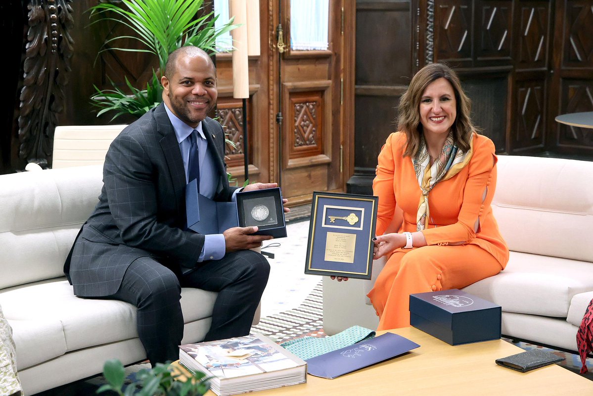 AjuntamentVLC's tweet image. 🤝 #València estrecha lazos con #Dallas 🇺🇸

🏛️ La alcaldesa ha recibido al alcalde Eric L. Johnson @DallasMayor, quien le ha entregado la llave de la ciudad de Dallas 🔑

Hermanadas desde 2010, ambas ciudades avanzan en proyectos de #innovación, cultura y nuevas oportunidades con