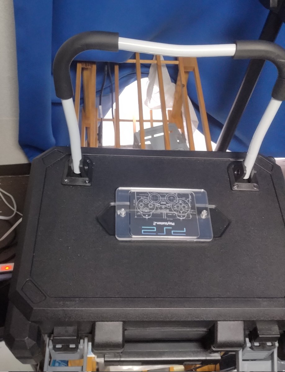 rostdesire's tweet photo. 携帯型PS2完成しました。
後から重さ測ってみよう(2キロくらいかな？)
スピーカーとヘッドホン端子の切り替えもできるので静かに遊ぶことも可能！モニターの電源をPSから取れたのが本当にラッキーで、電源ケーブルは一本で済みました。 https://t.co/39zQ4jORF5