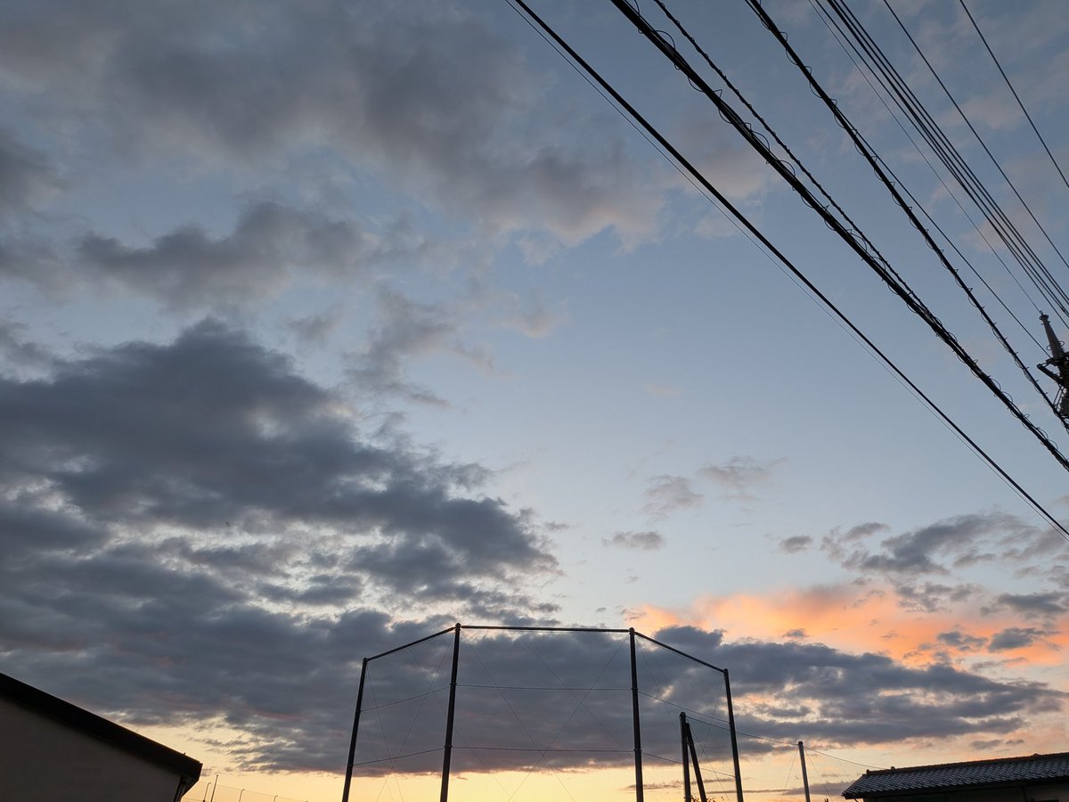 ALExSTAR33's tweet photo. 土砂降りだった雨が嘘のように晴れた
薄暗かった空が嘘のように真っ青だった

ほんと、ほんの少し先のことでさえ
何が起きるか分からない

そう。

自分自身も
作品世界に生きる役たちも同じなんだよな

一瞬一瞬
大切に味わいながら
新鮮に、生きていくぞっと🍀

楽しい5月の
は〜じまりはじまり〜☀ https://t.co/0vNxpRQsqo