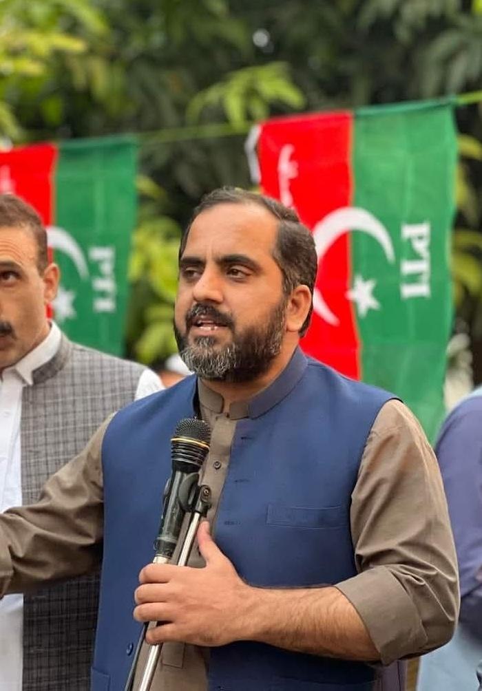 SupariKhan's tweet photo. عرفان سلیم کو پہلے سینیٹ کا ٹکٹ نہیں دیا جا رہا تھا، مگر سوشل میڈیا کے دباؤ پر انہیں ٹکٹ دے دیا گیا، اسی دن ایک سینئر رہنما نے مجھے کہا تھا کہ سہیل آفریدی اور اسٹبلشمنٹ اسے سینیٹر نہیں بننے دینگے، اور وہ بات سچ ثابت ہوئی۔
آج عرفان سلیم کو پوری پارٹی نے اکیلا چھوڑ دیا ہے، حتیٰ کہ پارٹی کا وکیل بھی اس کے ساتھ نہیں کھڑا۔