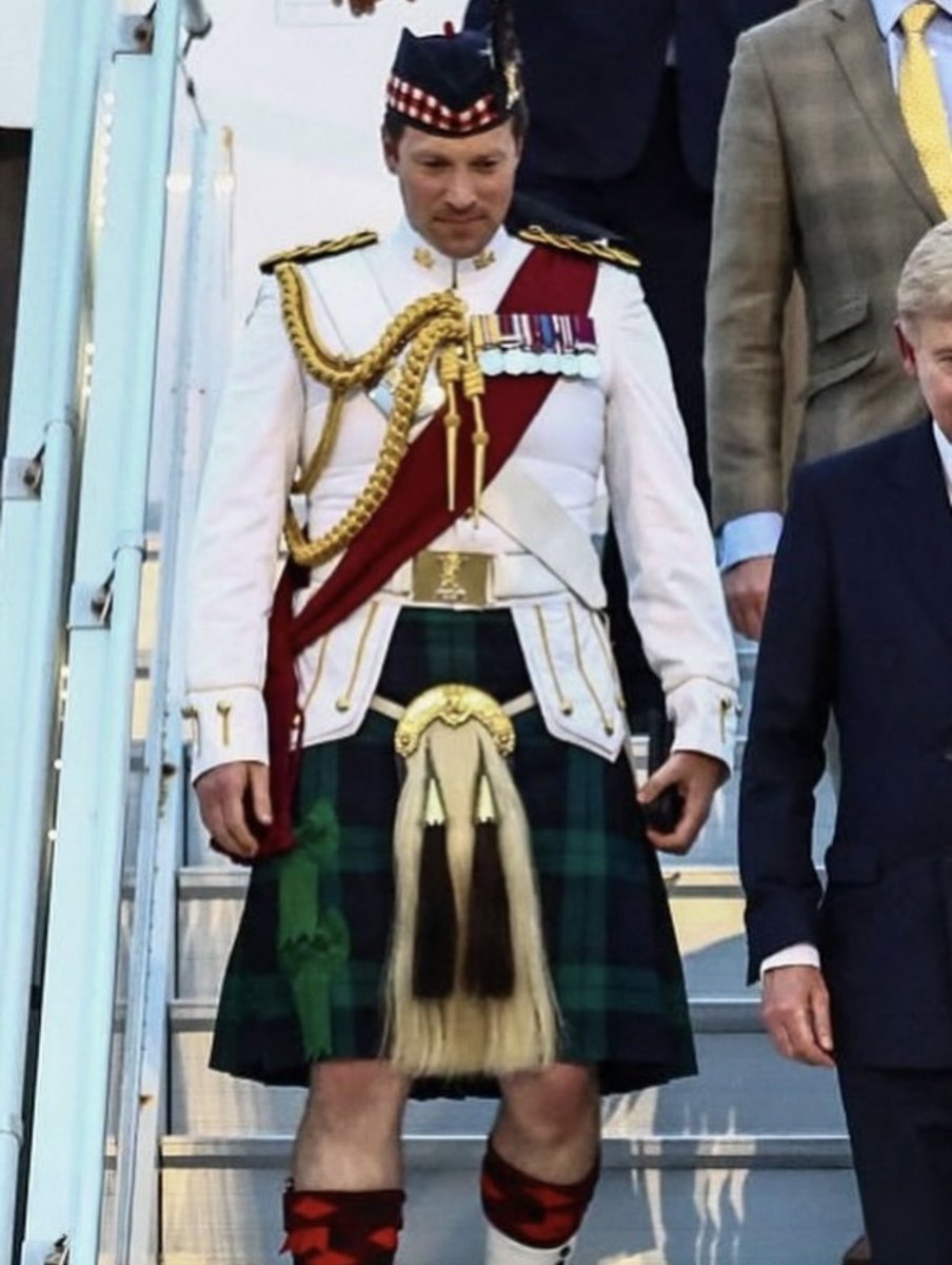 🎩Laird of the Manor 2.0🎩 tweet media