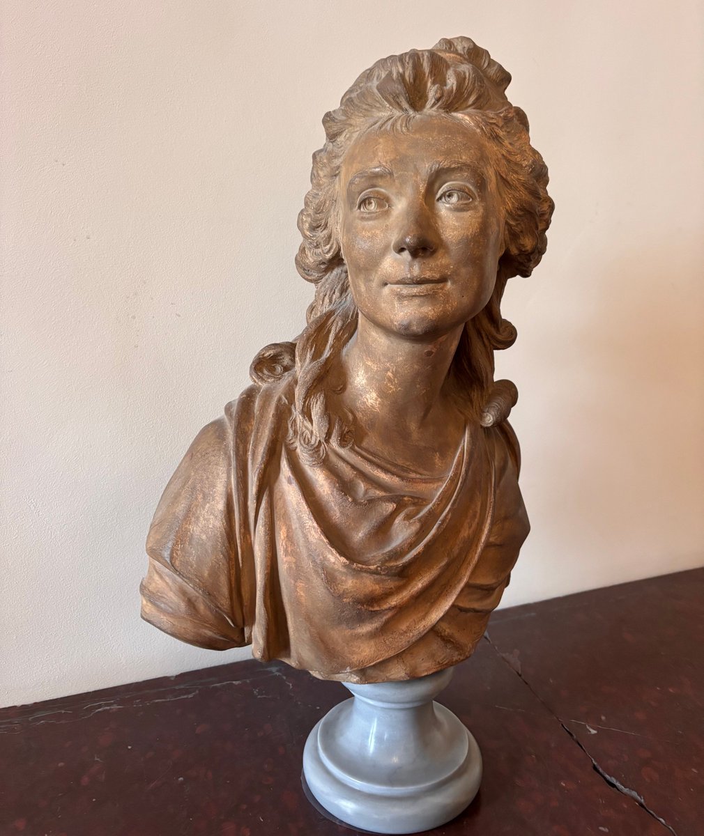 SCustine's tweet photo. Un buste d’après Houdon représentant Éléonore de Sabran, grand-mère d’Astolphe de Custine, au cœur de l’hôtel de Clapiers-Cabris à Grasse. Y sont rassemblées les riches collections du Musée d’art et d’histoire de Provence. 🏛️ #sabran #custine https://t.co/P9uwR6x7GP