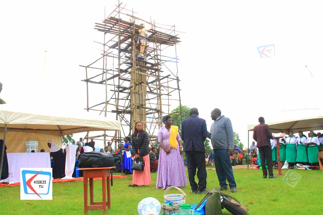 KigeziTv's tweet image. #HappeningNow

Amid the inauguration of the Cross at Yesu Ahuriire Kakihuma in Rubanda Parish, Christians of Rubanda Kiizi Parish are also celebrating Labour Day.

While leading the celebrations, Rev. Fr. Aurelius Maguru called on people to embrace hard work for the betterment...
