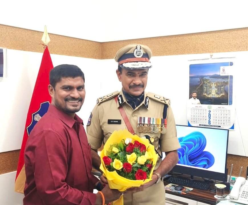 Sunil10Tv's tweet photo. @CVAnandIPS
@TelanganaCMO
తెలంగాణ డీజీపీ సీవీ ఆనంద్ గారికి శుభాకాంక్షలు తెలుపుతూ 🌹💐🌷 https://t.co/ul9VafgJmU