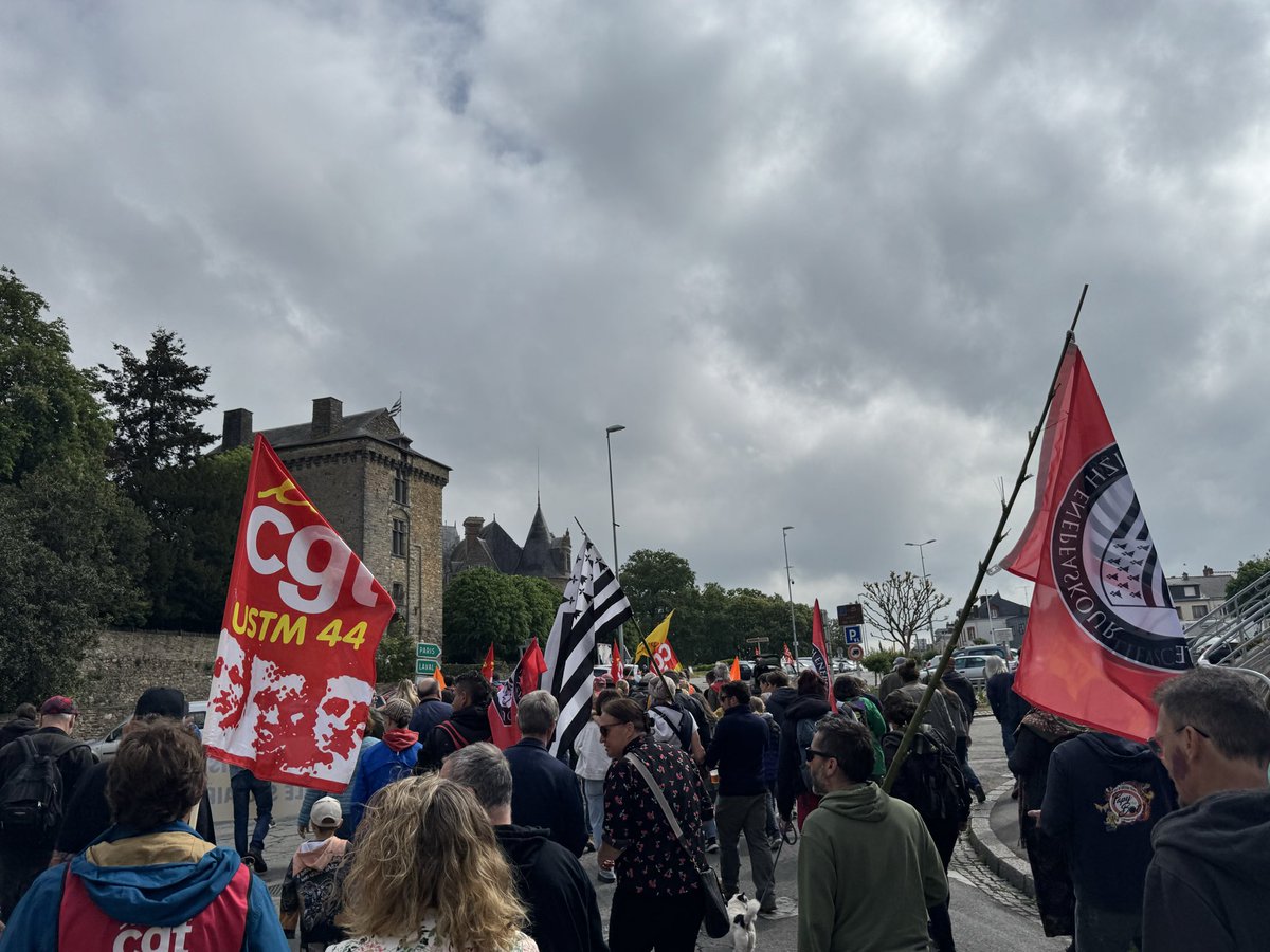 AntonBurel's tweet photo. Belle mobilisation aujourd'hui à #Chateaubriant pour la journée internationale de lutte des travailleurs #1ermai. 250 personnes ont manifestées contre la guerre et le racisme, pour nos salaires et nos retraites ! #Bretagne https://t.co/8w1oT0f9u6
