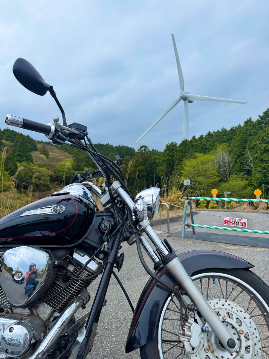 olds250's tweet photo. 無事に帰宅しましたー🏍️
ということで、投稿で載せきれなかったお気に入りの写真たち！

フェリー乗り場で三脚立ててこっそり撮ったり！ホテルの夕日を眺めたり！バイクの反射を利用してツーショットにしたり！

三重県は道が走りやすくてGS多くて最高でした！
もっと晴れてる日が多かったらなー☀️ https://t.co/URWsOwyfCk