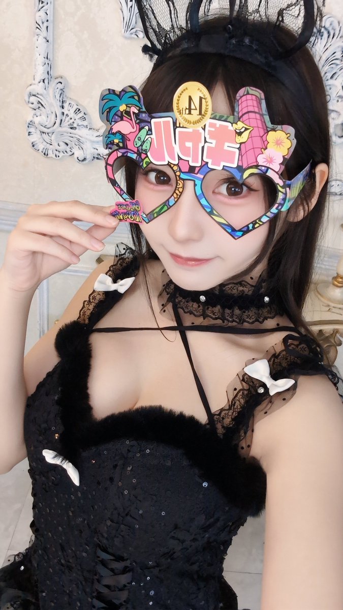 momo__tanpa's tweet photo. ギャルカフェ様、14周年おめでとうございます〜！！！🎉
14年も続いているって本当にすごい…！！

メガネつけて、気持ちはギャル🥹💖✨

#ギャルメガネ
#ギャルカフェ14th 
#コンカフェ https://t.co/HwTxYJYyyx