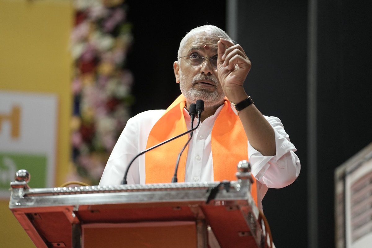 BJP4Karnavati's tweet photo. સ્થાનિક સ્વરાજ્યની ચૂંટણીમાં મળેલ આ ઐતિહાસિક વિજય કાર્યકર્તાઓની અવિરત મહેનત અને જનતાના અખંડ આશીર્વાદનું જીવંત પ્રતિબિંબ છે.

મહેસાણા ખાતે પ્રદેશ અધ્યક્ષ શ્રી @iJagdishBJP સાહેબે કાર્યકર્તાઓને અભિનંદન આપી તેમની નિષ્ઠા અને સમર્પણને બિરદાવ્યા.
#ખીલ્યું_કમળ_જીત્યો_વિકાસ https://t.co/wo7AgrTZMo