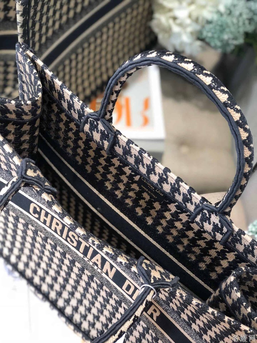 GuxiAHD's tweet image. Handmade joy! Spent the afternoon weaving this cotton tote—soft, sturdy, and perfect for book runs or market trips. Every stitch’s a little love note. What’s your go-to handmade pick  #HandmadeHappiness #CraftLove