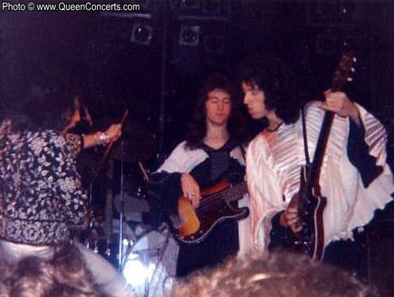 Frances21272855's tweet photo. Il #1maggio del 1974 alla Farm Arena di Harrisburg, in Pennsylvania, i #Queen e gli #Aerosmith aprono per i Mott The hoople di Ian Hunter
#mottthehoople #almanaccomercury #queenband #queenfacts https://t.co/FZ1horpQ48