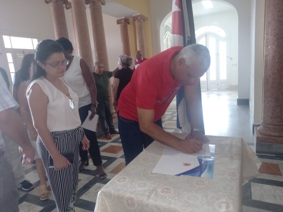 El GIAT dice presente y reafirma su compromiso con la Revolución.  
En un emotivo acto, nuestros trabajadores dieron con orgullo su firma por la Patria, demostrando su lealtad y amor por Cuba. 🇨🇺❤️  
¡Seguimos adelante con firmeza! 💪  
#MiFirmaPorLaPatria
#SomosGIAT