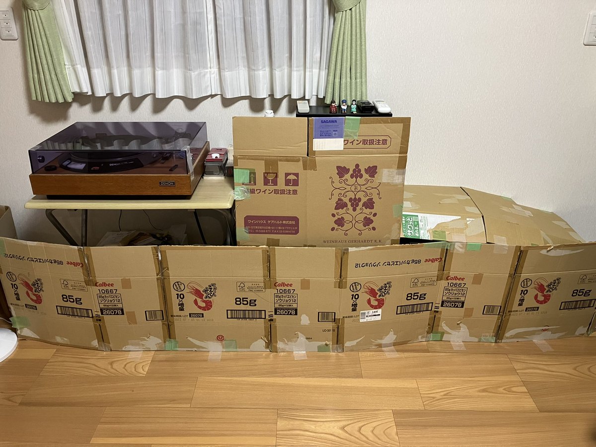G32B1's tweet photo. 孫対策その2 - ラック周り -

孫によるイタズラ防止策の続きを講じております。孫二人のうち下の子(男の子)が一歳半ほどになり、好奇心も体力もますますパワーアップしておりまして、このような対策も、もはや気休めレベルでしかないかもしれませんが、やらないよりはマシと言ったところでしょうか。😅 https://t.co/Yjo9nstq4A