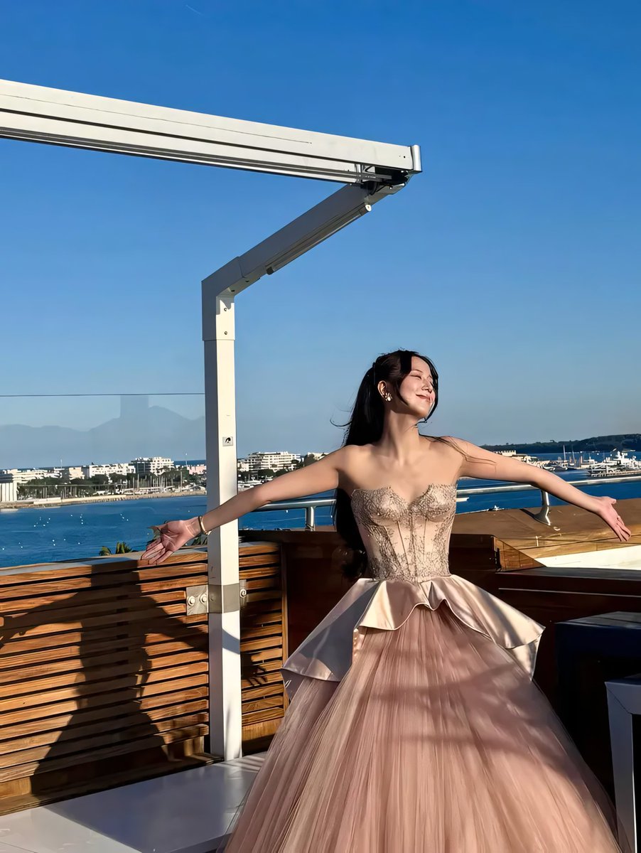 KchitoInteract's tweet image. Jisoo detrás de cámaras en Cannes tras ganar el premio 'Rising Star'. #JISOO #Cannes #BLACKPINK