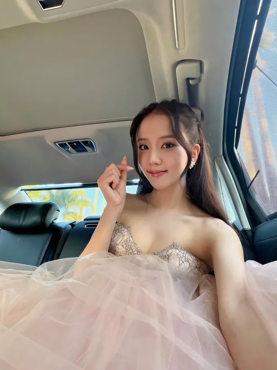 KchitoInteract's tweet image. Jisoo detrás de cámaras en Cannes tras ganar el premio 'Rising Star'. #JISOO #Cannes #BLACKPINK