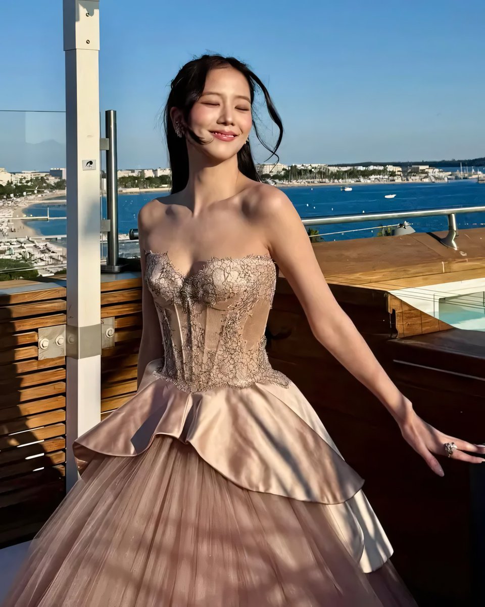 KchitoInteract's tweet image. Jisoo detrás de cámaras en Cannes tras ganar el premio 'Rising Star'. #JISOO #Cannes #BLACKPINK