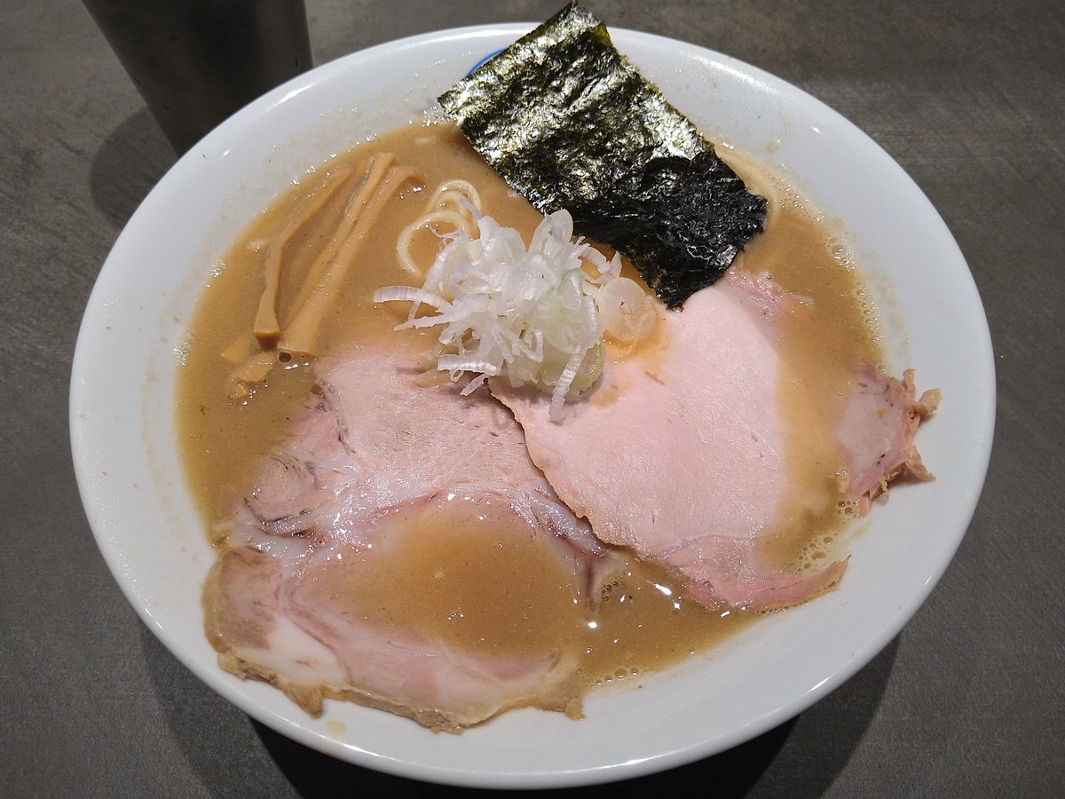 bEIVVeACBhdLi8m's tweet photo. 中央区　北海道家系ラーメン蒼武家　限定トムの魚介豚骨拉麺
ほんのりトロミあって豚骨の旨味と煮干し等魚介の香りがしっかり広がるクイクイ飲まさるそこまで重くないスープ、あ～うんま〜堪らんですな〜🤤ツルッとした中太麺も香りよく美味しくあっという間に完飲手前で完食、ごちそうさまでした～😋 https://t.co/f81rTEg3Sl
