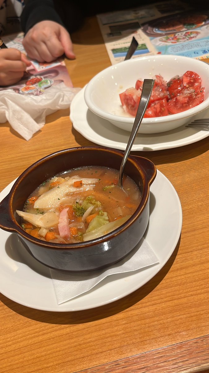 さわやか常連客は、余裕があるからトマトサラダ、ミネストローネなんぞをいただくのだ。