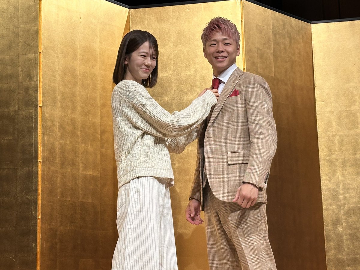 Hassy0924's tweet photo. 武尊、引退会見の記念撮影では最後に奥さんの川口葵さんも呼び込んで。カメラマンからのリクエストで引退後っぽくネクタイ直すポーズも。会見では「試合で体が動かなくなっても私が稼ぐから」と言われ「この人と結婚してよかった」と思ったそう。 https://t.co/2BSXxfLLoT