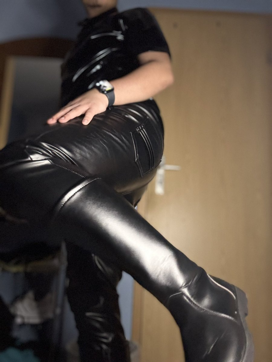herrthai's tweet image. Ich wünsche euch allen schönen 1. Mai💸🏦

#leather #leder #stiefeln #master #findom