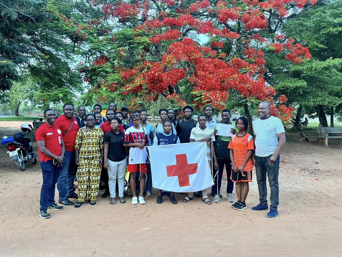LareYendou's tweet photo. Un enfant rassuré, une vie sauvée, une main tendue au bon moment derrière ces gestes, il y a souvent un #volontaire de la #Croix-Rouge #Togolaise.
Merci pour cette humanité.
Bonne fête du #1erMai
#Togo #Solidarité https://t.co/COL0A2H8W5