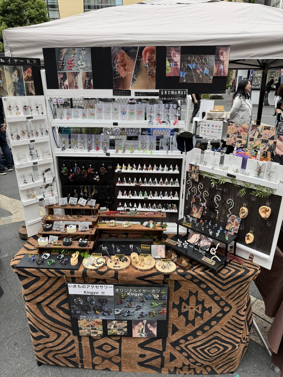 rikugame063's tweet photo. 🦎Kingyo出店情報🐍
💁‍♂️明日5/2(土)は #中池袋公園
で #CREATORSTAND 2026に
出店いたします📢
開催時間 12時〜17時
💁‍♂️Kingyoは10番ブース
💁‍♂️池袋駅東口より徒歩5分
アニメイト池袋本店の前にある
公園です📢
お近くにお越しの際はぜひお立ち寄りください🙇‍♂️
#金魚
#蝶々
#爬虫類 
#イヤーカフ 
#指輪 https://t.co/9ah3jSuXpO